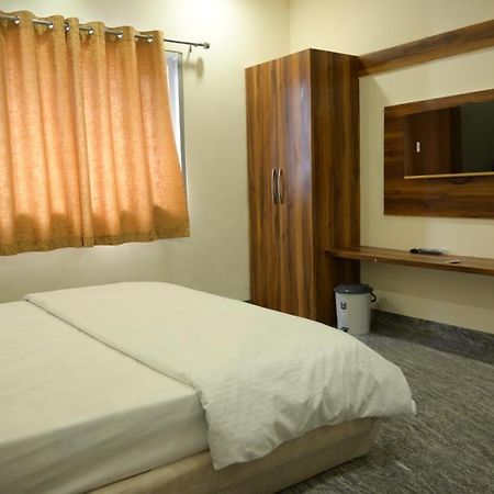 Hotel Anand Ujjain Exteriör bild