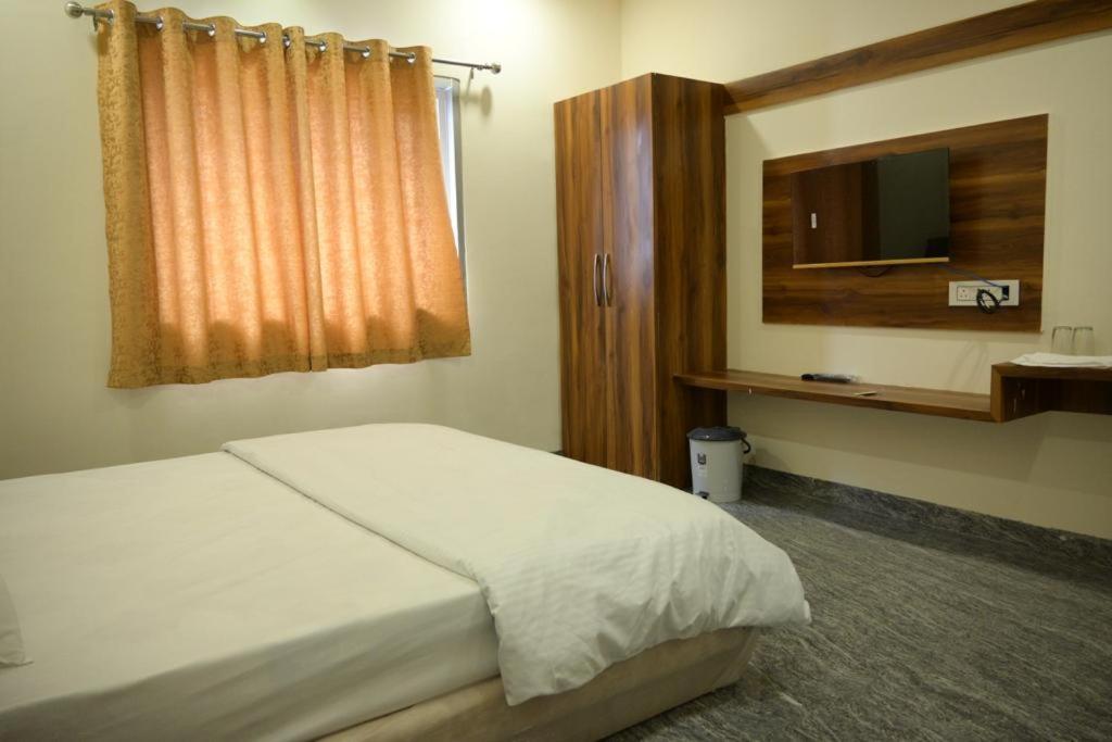 Hotel Anand Ujjain Exteriör bild