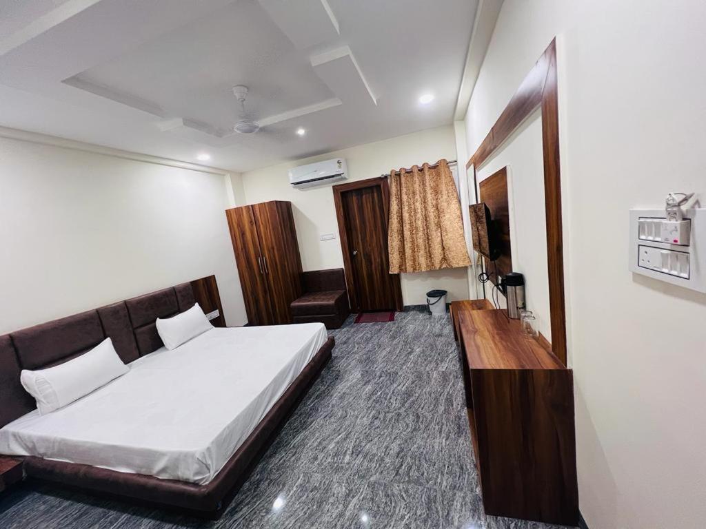 Hotel Anand Ujjain Exteriör bild